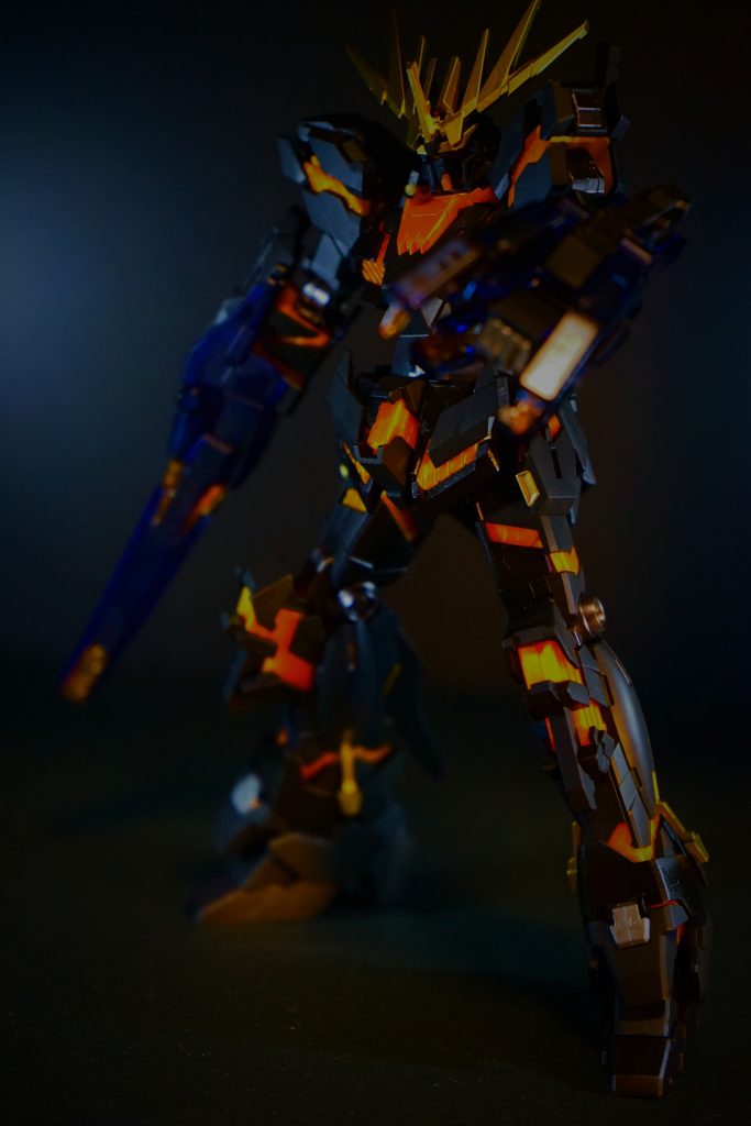 こちらは青系の光を当てた写真。左右の武器が特に色が変わって面白いです。