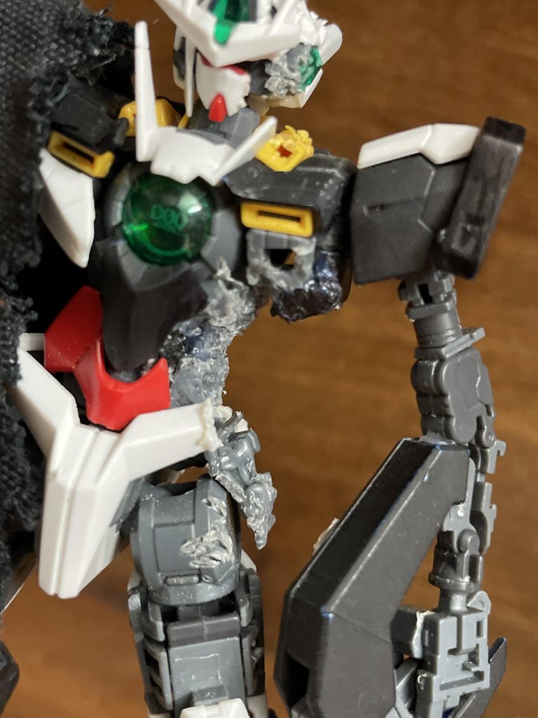 腹部のダメージはグルーガンの熱でプラを溶かして作りました。