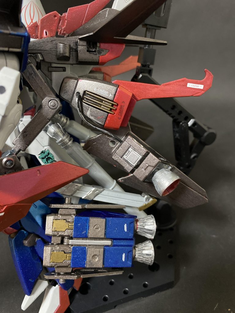 ブースターはこんな感じです。エールストライカーのエンジン部分?とブースターをリード線で接続(かなりやっつけ)