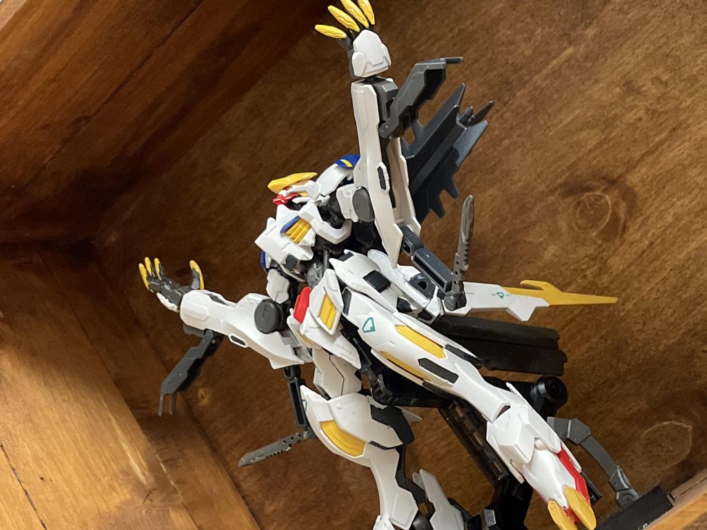 展開されたサブアームにはナイフを装備