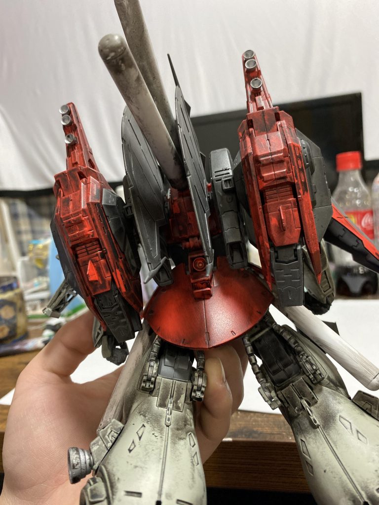 背中は手抜き。4本のタンクつき。いいガンプラでした。一目惚れした期待を少しで作れるようにしてくれました、バンダイ　これからもお願い致します。