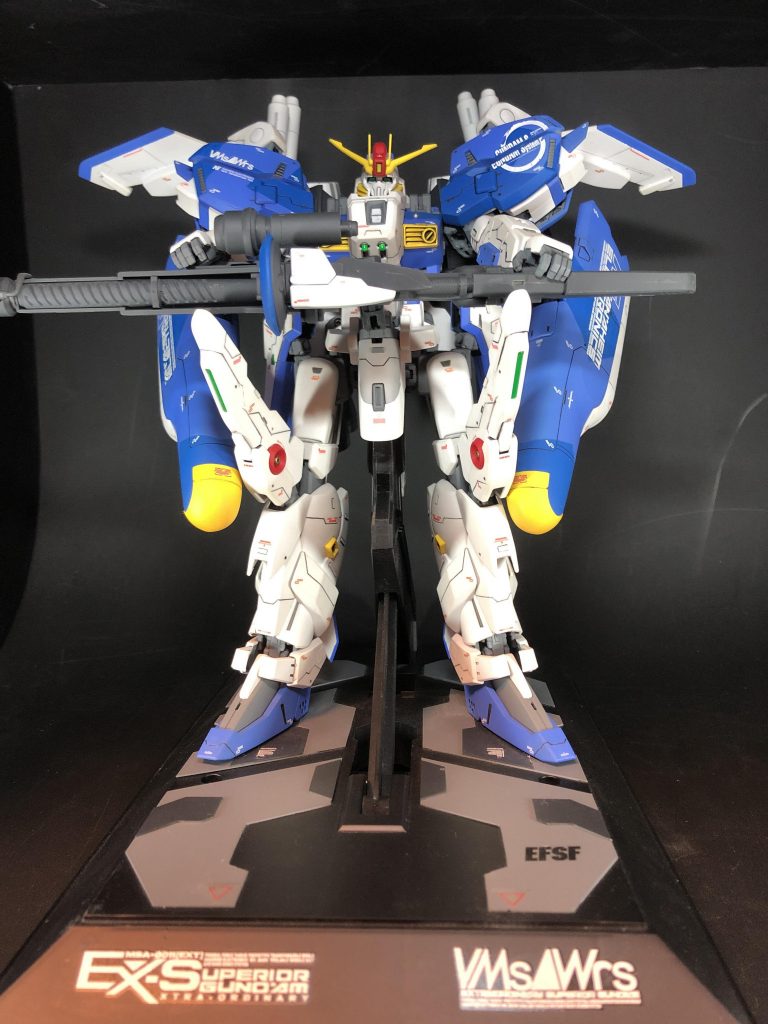 大きなスタイル変更は行わずディテールアップとブルーパーツをスプリッター迷彩に塗装しました。台座はプラ板で少しデコりました。