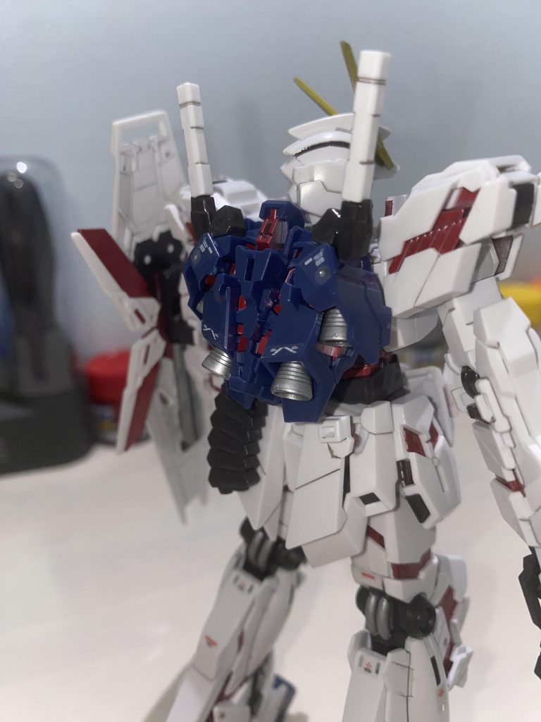 バーニアをシルバー、武器、関節はダークアイアンで筆塗りをしています。