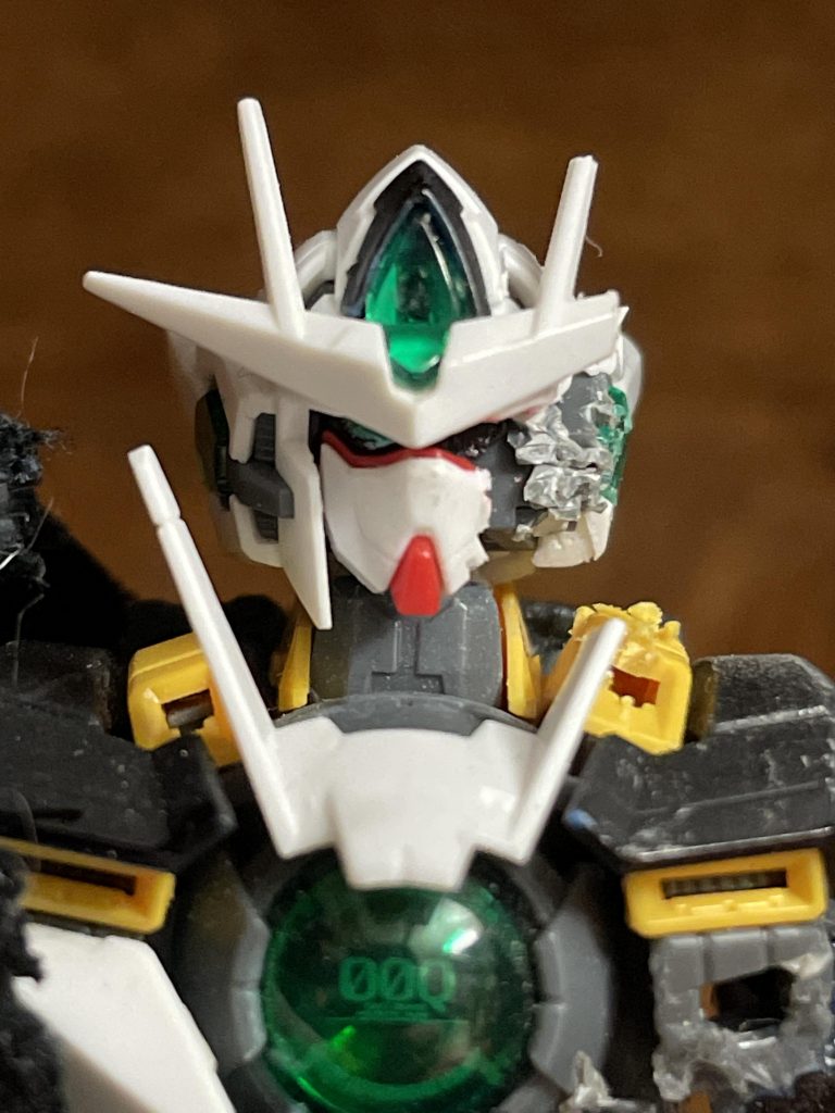 頭部左側は大破している。メインカメラは右側しか機能していない。