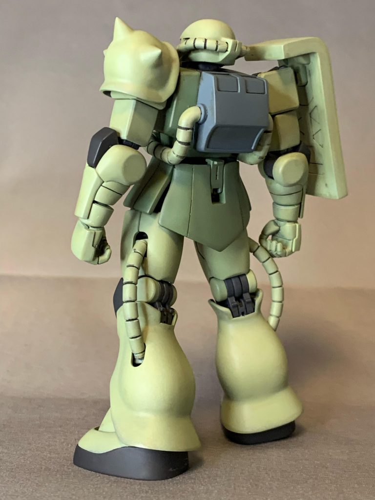 主な改修ポイントは・シールドの幅増しと接続をボールジョイントに変更。・スパイクアーマーのトゲトゲをコトブキヤのパーツ変更。・ランドセルを旧HG版に変更。・腰部（スカート）幅詰め。・脚部合わせ目消し。などです