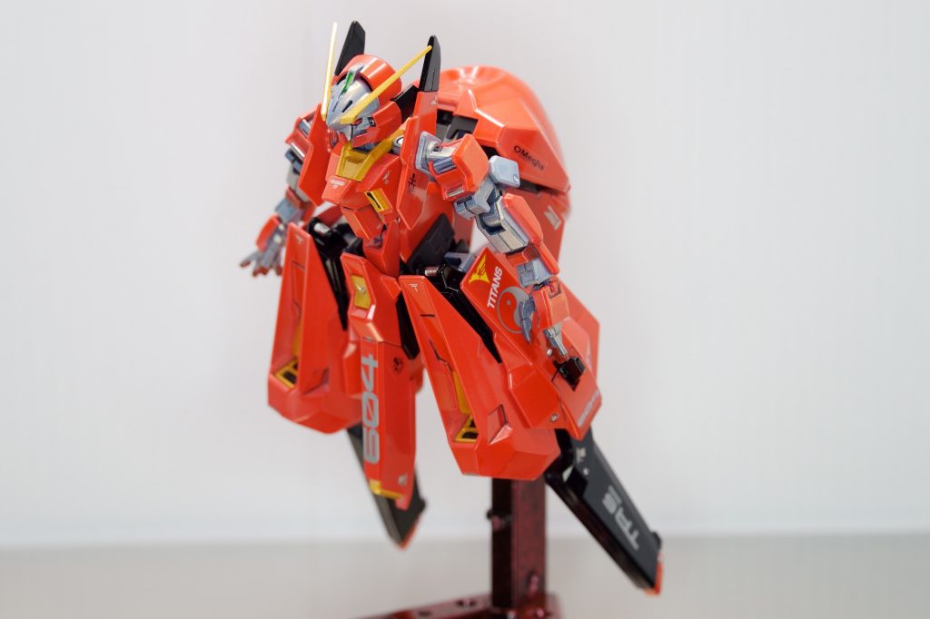 鮮血のような赤を目指して塗装しました。また、赤に合うのは黒、ということで黒タイツを履いているような配色にしています。ドレスは肩までなので、腕は地色のホワイトシルバーとなっています。