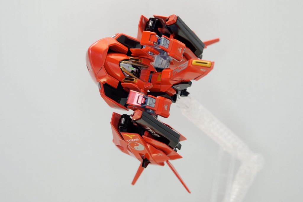 機首のカウルの裏には頭が収納されています。塗り分けが大変でした。