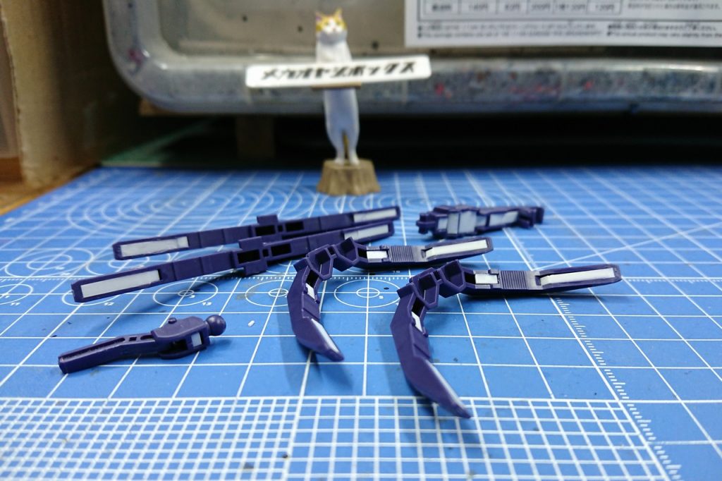 クローなど、目立つ肉抜きはプラ板で蓋をしました。