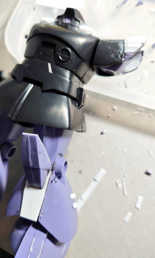 改造中。膝パッドも塗装を楽にするためだけに切り離し、ディテールアップした上で塗装後に接着できるようにしました。