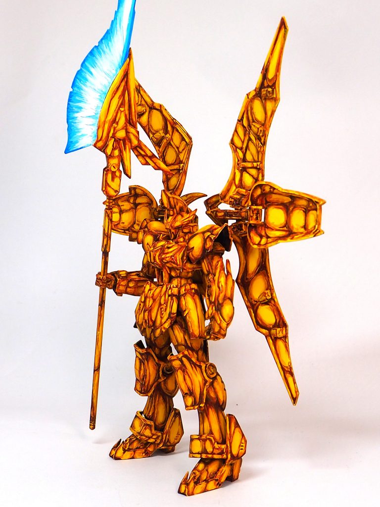 オマケメイン写真がカットされるので通常サイズ版。金色が似合うデザインだと完成状態を見て改めて実感しました。はい、そこの方！黄金聖闘士とかナイト・オブ・ゴールドとか思わない！！僕もそれっぽくなろうだろう…と確信して塗りましたから(;^ω^)