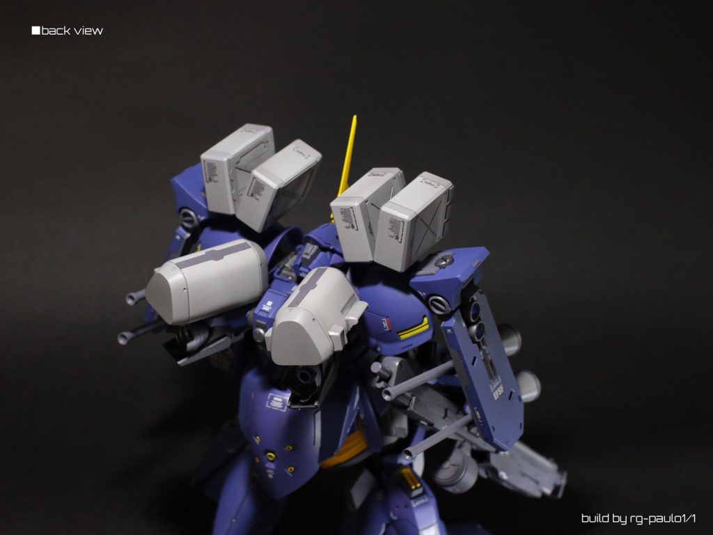 マガジンコンテナは背部に移植。マガジンベルトが構造上どうしても繋がらなくて、他にアイデアが無かったので泣く泣くオミットしました・・・