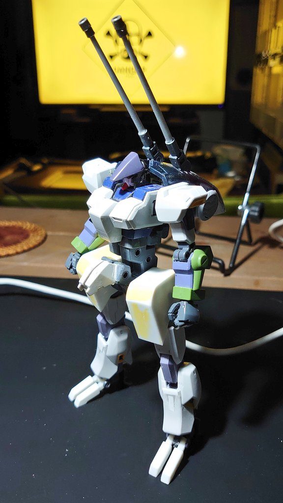 ジュン機ガイアの頭やハイザックの腕などを芯に作成。こいつがとにかく形状が不明でした。頭部、二の腕、脚、肩と胸の一部についてはコミックスから読み取れたのです、その辺りのデザインは極力採り入れてあとはもう開き直ってオリジナルです。変形機構の殆どがこちらに集約されています。twitterに変形工程アップしてるので興味のある方はそちらで。