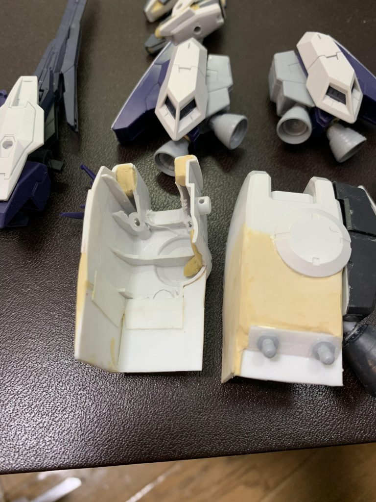 脚部バーニアユニット。ヴァーチェの脚部を延長して、エポパテで接続に違和感がなくなるようにならしてます。