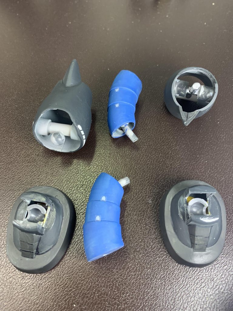 足首をボールジョイントに、キットのダボ穴を結構利用できたのでそこそこ上手くできました。