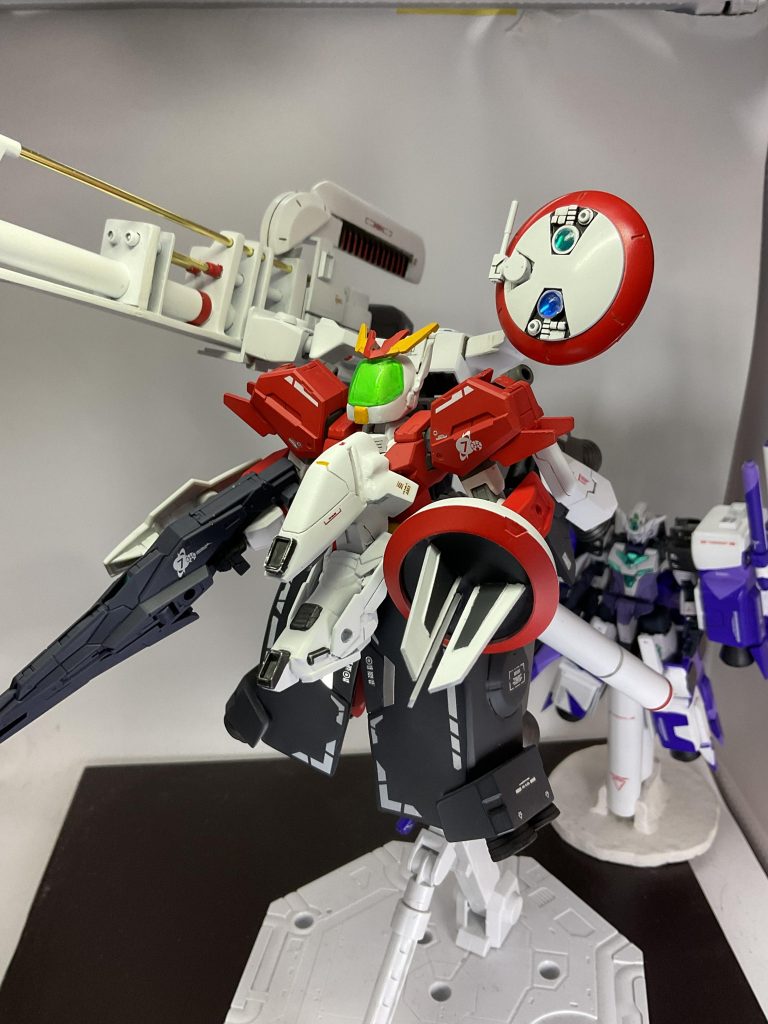 以前、コアガンダムIIをハミングバードにするアーマーを作った時に、ディープストライカーも作りたいなあと思っていたものを実現しました。(後ろに写っているのはそのハミングバードです)ディープストライカーのアーマーはユーラヴェンガンダムのウラヌスアーマーとFGガンダムヴァーチェを中心にミキシングして作成。