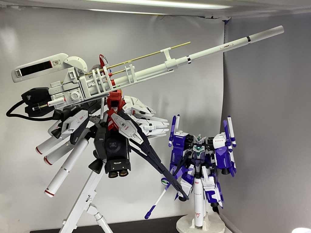 メガ粒子砲側から。メガ粒子砲は約280mm。1/100MGディープストライカーの砲身が540mmほどということで1/144換算してさらにSガンダムとユーラヴェンガンダムのサイズ差を補正してこの長さに。ヒナタンクはコアガンダムよりさらに小型なので、これでも少し大きいかも。グレー部分をFGヴァーチェの腕を利用、他はコトブキヤのジョイントパーツを使った以外は、プラパイプ、プラ板、真鍮線、アルミパイプなどでスクラッチ。
