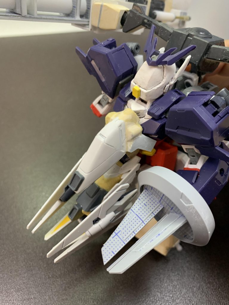 胸部の白いパーツはウラヌスアーマーの膝パーツとか、30MMのパーツとかをエポパテでそれっぽく接続。胸部のアーマーと磁石で接続してます。