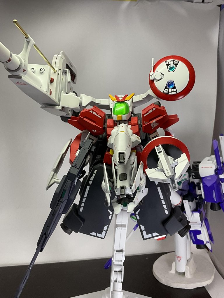 正面から。脚部ブースターをガンダムヴァーチェの脚部から。そのままではヒナタンクの脚部が隠れなかったので15mm延長してます。左腕はクローアーム(ビルダーズパーツと30MMのパーツで作成)。元ネタと同じセンサーに換装もできます。