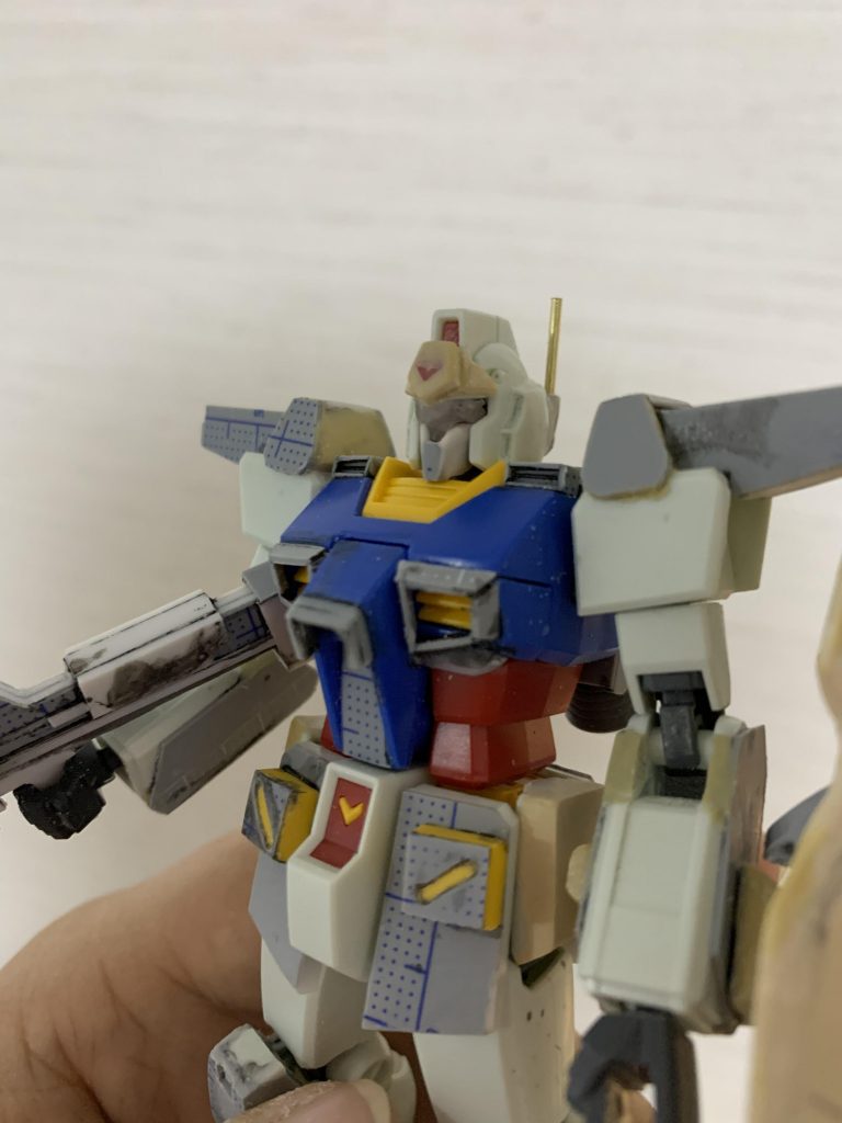 コクピットハッチ部もプラ板で加工。フロントアーマーは4ミリ延長。サイドアーマーはエポパテ盛って整形。頭部も額部分はエポパテ。口の部分はプラ板、エポパテ、瞬間接着剤(シアノン)でそれらしく。目の部分のバイザーは透明UVレジンです。