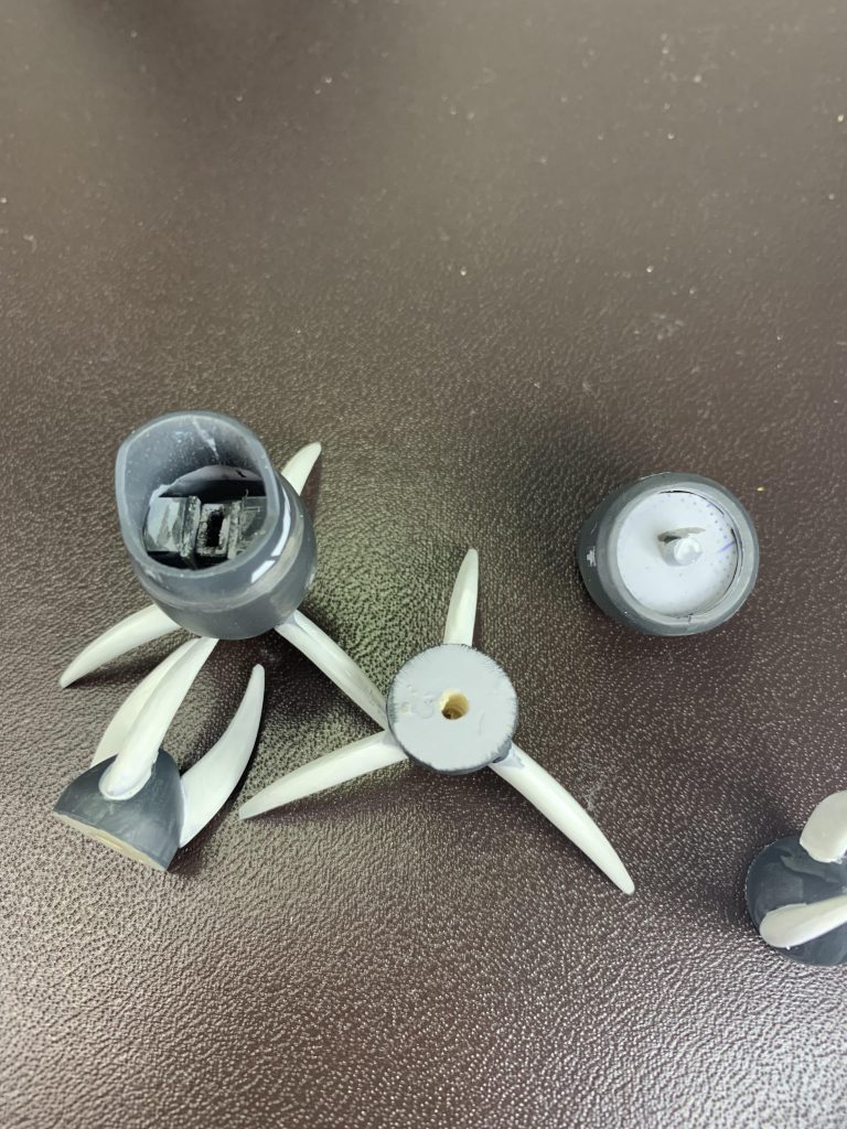 爪部分は基部を複製して付け替えられるようにしてます。