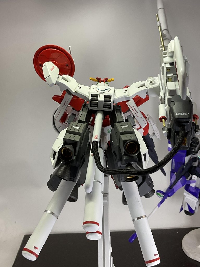 背面その1。メガ粒子砲とレドームに繋がっている基部はFGヴァーチェから。メガ粒子砲とチューブで繋がっているスラビライザーは5mmプラパイプでスクラッチ。プロペラントタンクもプラパイプからのスクラッチ。