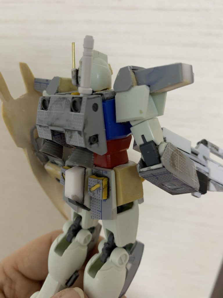 後ろから。背部の腰アーマーはプラ板でそれらしく。腕もプラ板貼り付けてそれらしく。肩もプラ板とプラ角棒でそれらしく。完全再現というより、「それっぽい形」を目指しました。