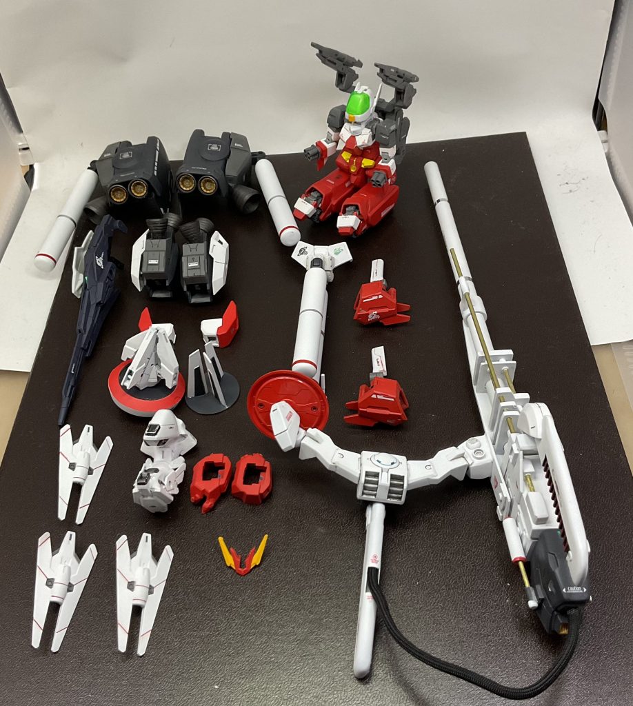 武装一覧。あくまでウラヌスアーマーを利用してディープストライカー的に作成したというイメージ。デカールもウラヌスアーマー用を貼ってます。スナイパーライフルはキットのまま。三機のセンサービットやレッグセンサーユニットも、そのままで射撃向けの機体という設定は維持されてる感じです。