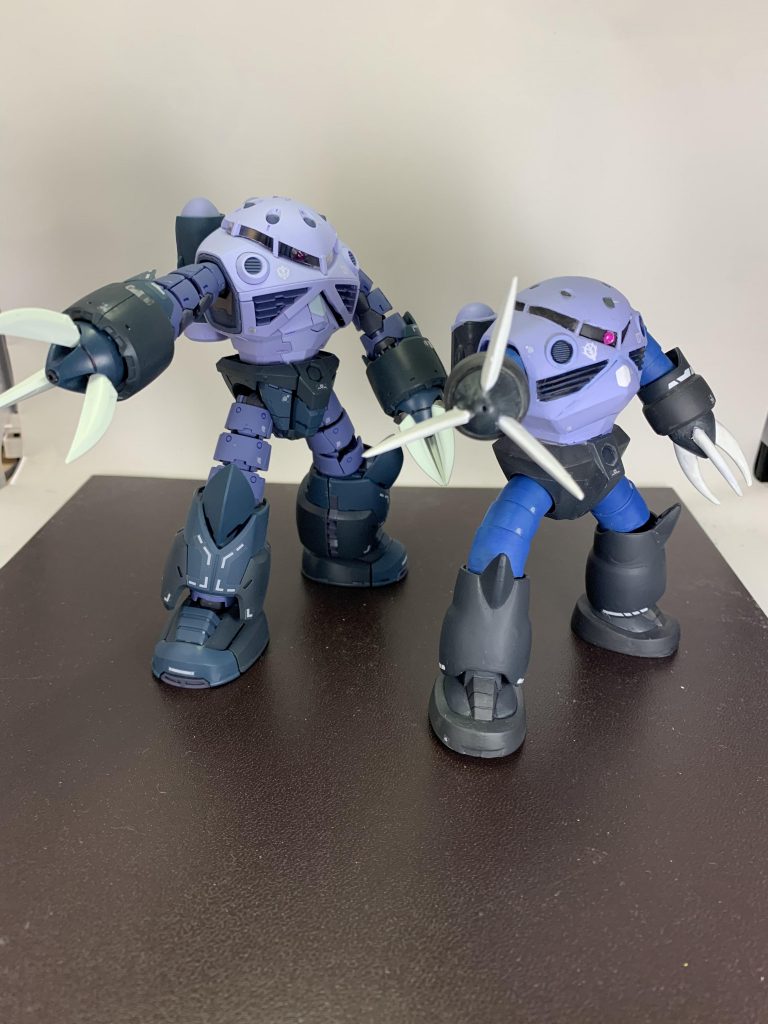 RGの方は腕が自重で下がり気味。旧キットって可動を考えず固定モデルにするとこれはこれで面白いのではないかと思ったり。