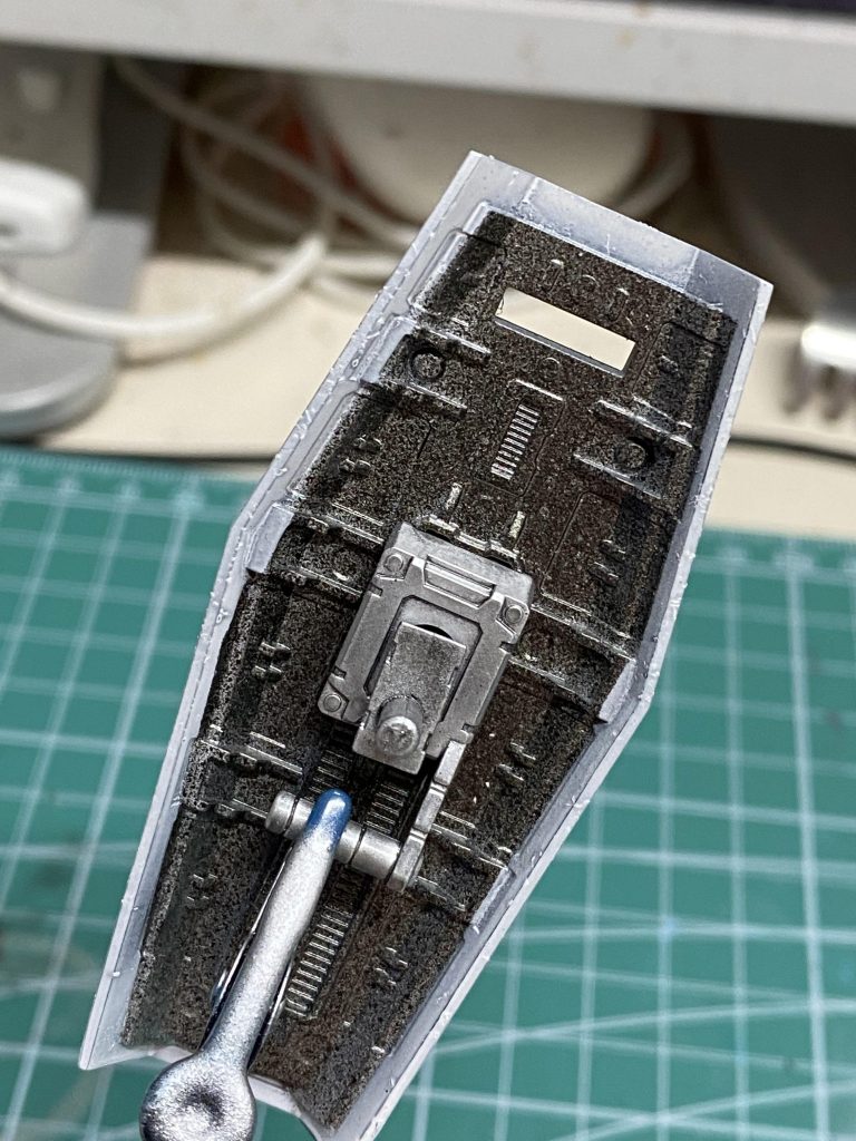 盾の裏面はこの配色が好きなんですが、白一色だったり、テレビシリーズは赤一色なんて回もありましたし、どれがいいんでしょうね？