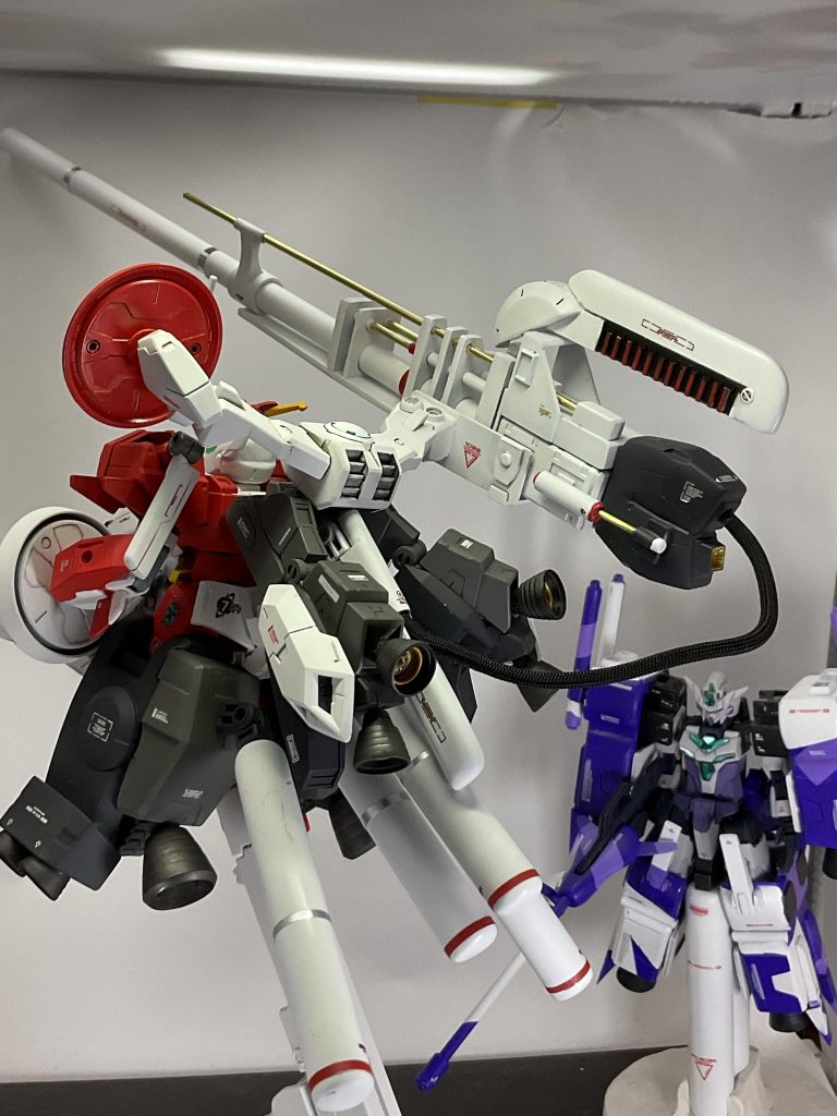 背面その2背部のブースターユニットはウラヌスアーマーの脚部とビルダーズパーツのバーニアで作成。脚部やバックのバーニアをSガンダムらしいデザインでスクラッチした方が良いと思ってたけど、別に囚われる必要もないなと思い直してから一気に作成意欲が湧きました。