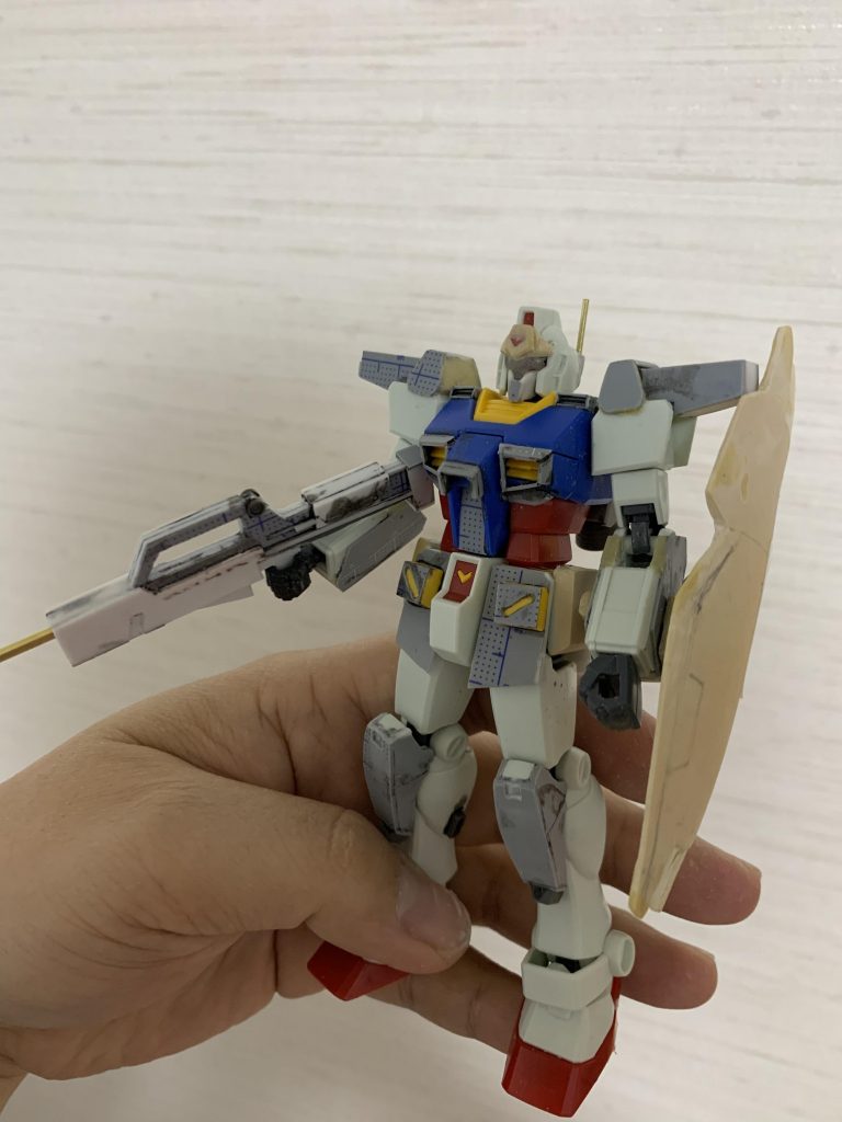 シールドはエポパテでスクラッチ。ライフルはプラ板でスクラッチ。膝は0.8プラ板を貼り付けてボリュームアップ。