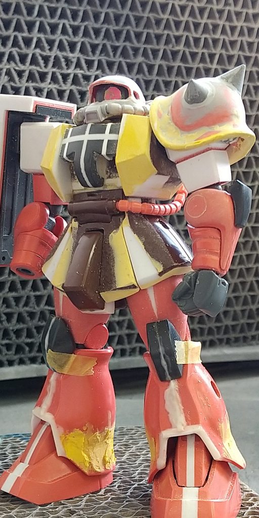 本体はHGシャアザクです。胴体は左右方向に5ミリ幅増ししました。足首はFGザクです。