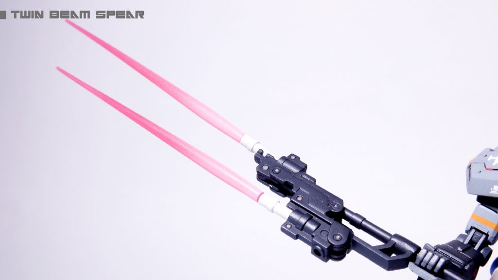 副武装としてジムストライカーのツイン・ビーム・スピアを使用。劇中で「セミストライカー」が使用していたので違和感はないだろうとジャンクから掘り起こし。サーベル刃のピンが折れて往生しましたがプラ棒を埋め込みなんとかリカバーしました。