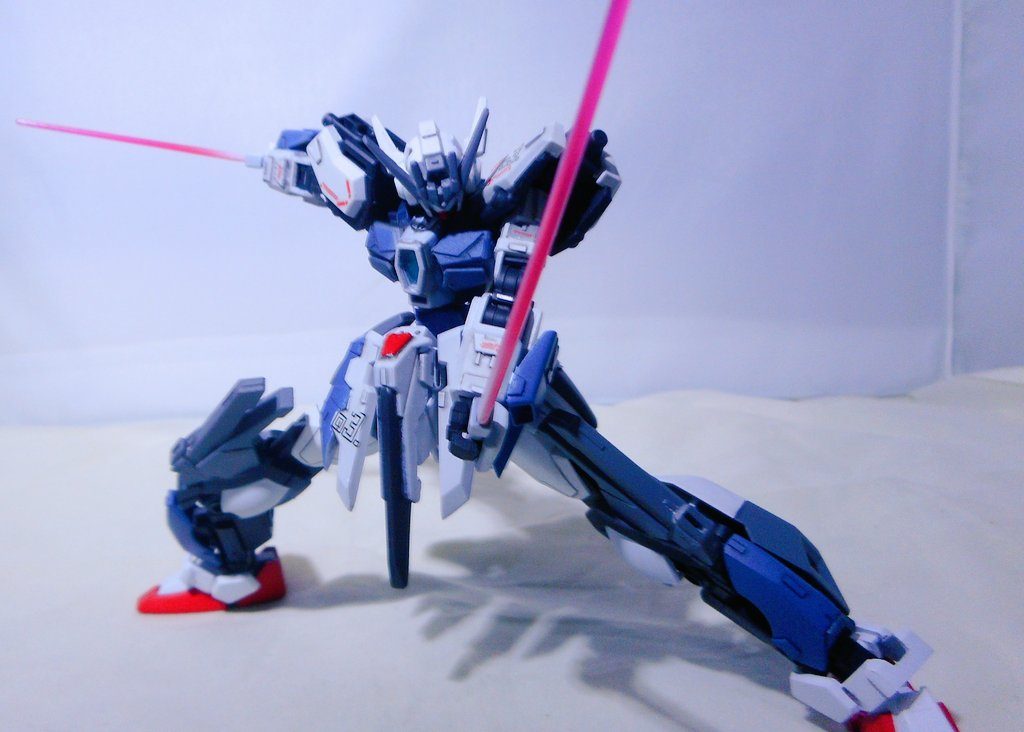 膝にビームサーベルが格納されてます。