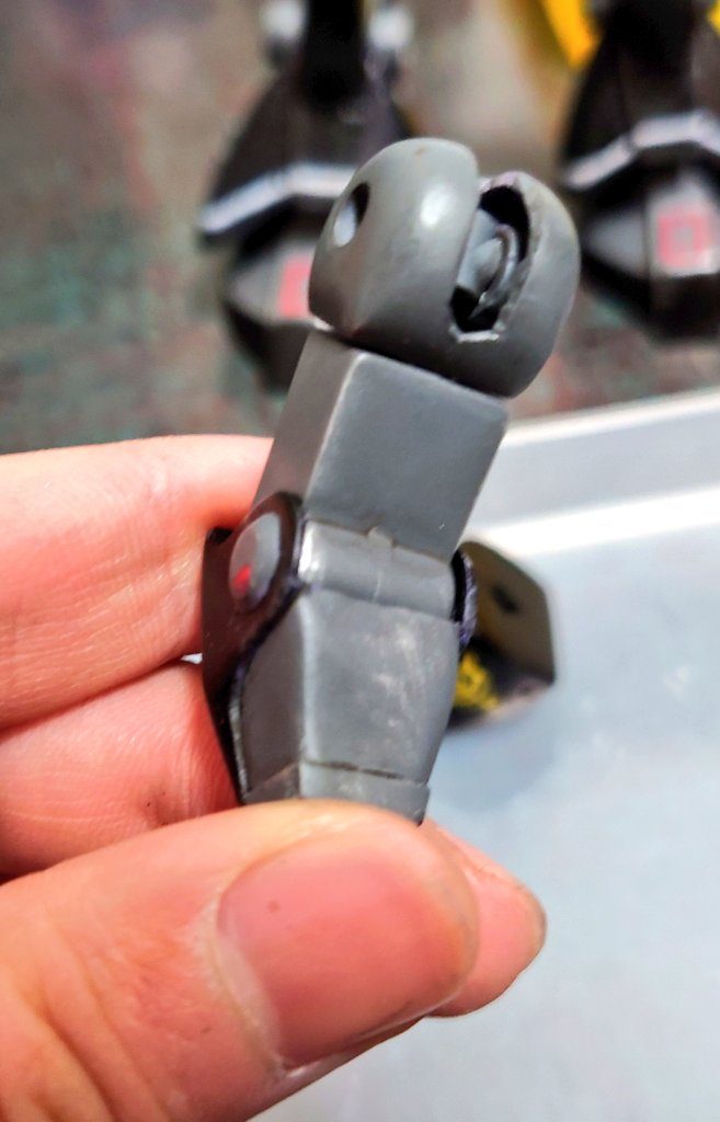 腕。肩のスリット(PCパーツが覗いている)はニッパーで。