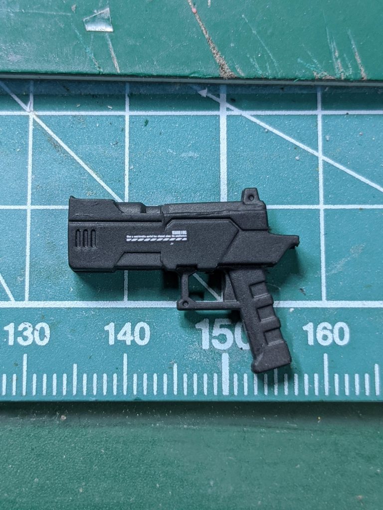 付属のビームライフルを切って貼ったらハンドガンが出来ました(笑)意外とそれっぽくなるものですねぇ😏