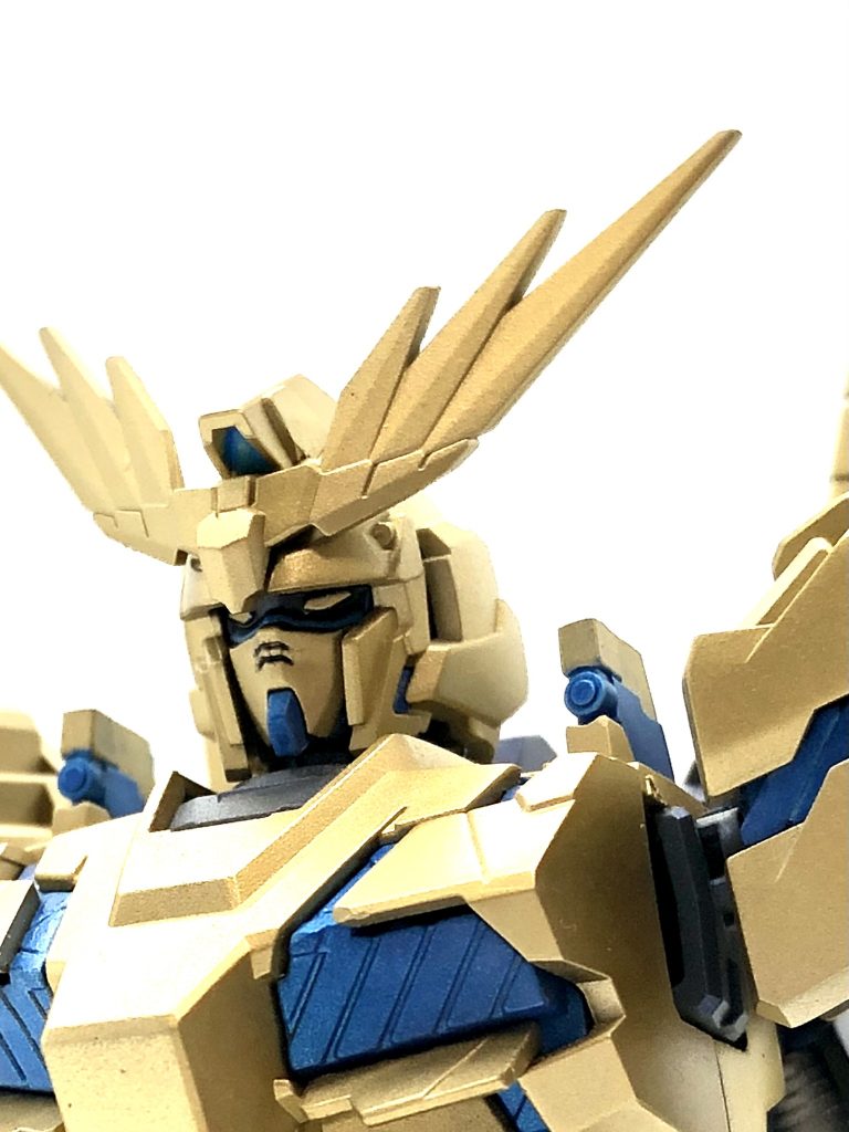 本体はクレオスのブルーゴールドをシルバーの上から塗装。サイコフレームは黒の上からアクリジョンのメタリックブルーを吹いたのですが、隠蔽力が負けてるかもって気がします。肩のセンサー（？）もしっかり塗り分けました。 下半身