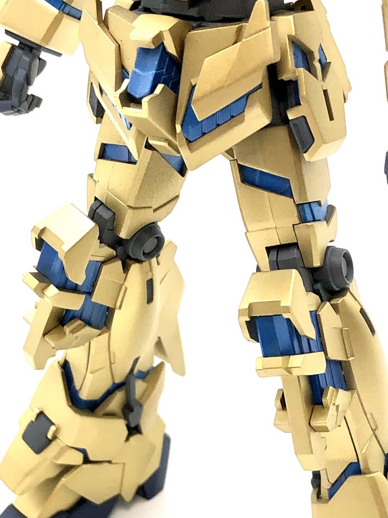 サイコフレームは前述したメタリックブルーの他エナメルでホワイトを軽く吹いてます。画像では分かりにくいですが、発光の演出として採用。  アームドアーマーDE