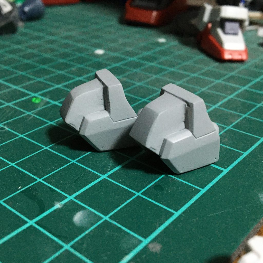 肩はプラ板とパテで上に盛り上げる感じにして大型化させました。revive版のキットは割とシャープだったのでビックリしましたw