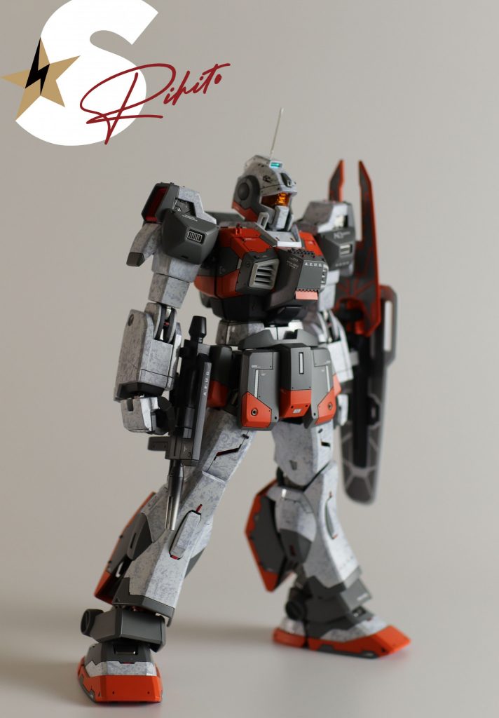 ■プロポーション変更ウエストと腹部の間にストレッチ加工し、アンバランスな上半身と下半身の見た目を整えています。元々、足の付け根が前後にスイングして位置変更できる作りになっていますので、ポージングは比較的簡単に