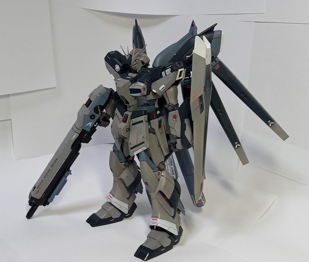 素のHi-ν。改修部は首の延長と頭部側面や胸部中央にプラ板でカサ増し、リアスカート裏の穴埋めなど、全体にスジボリ追加、腹部の延長と胴体の可動域の固定化もしています。腹部のすき間埋めにユニコーン風にプラ板を張り付けたところが個人的にお気に入りです。