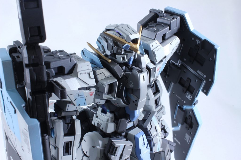 いつも評価頂けるゴールドはアンテナとスラスター内部のみに抑え、元来イエローの部分はメッキカラーにて。また首横にはプラ板にて「襟」を増設してます⸜( ॑꒳ ॑ )⸝