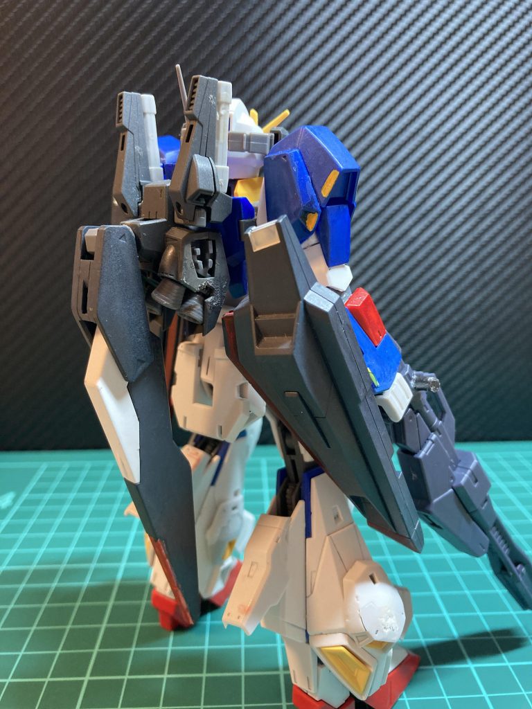 背部バインダーは両腕に移動されて、シールド兼腕部バインダーとして機能している。また機首となる部分も回転するようになっている。