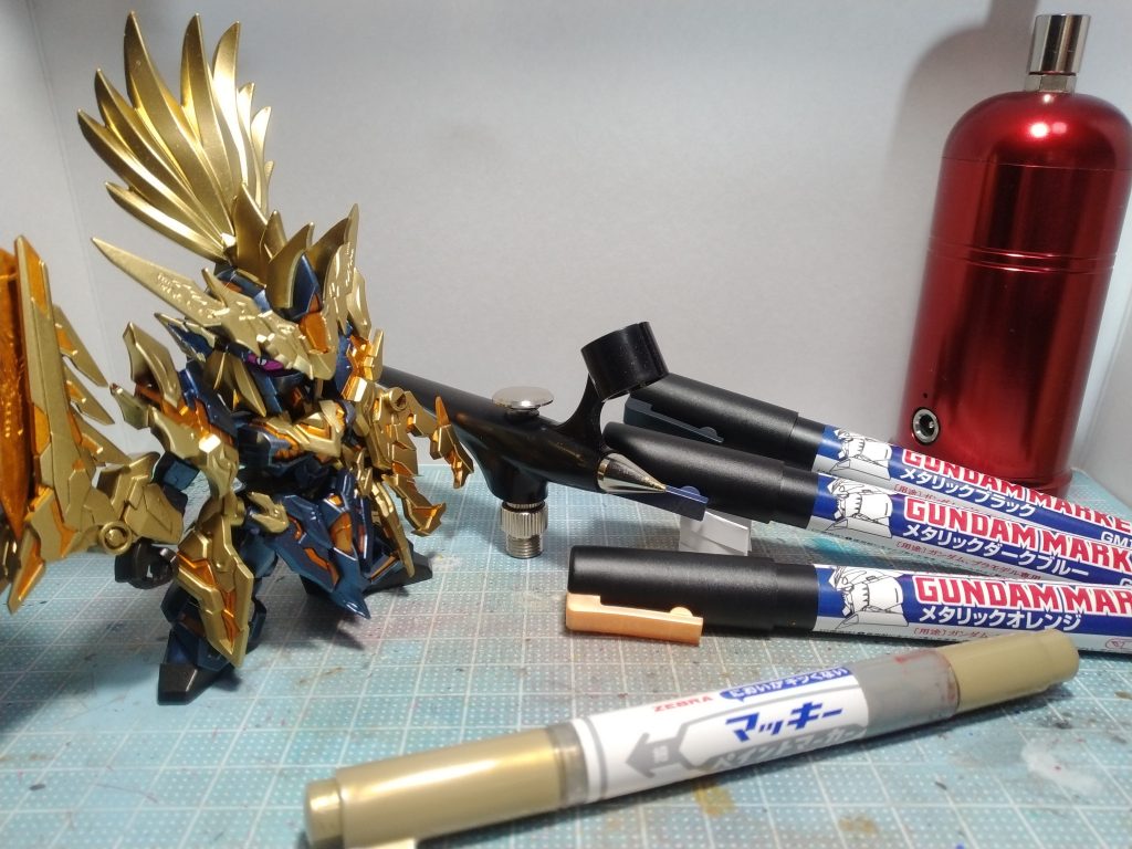 マッキーとガンダムマーカーはそれぞれ筆で上塗りが出来るので、塗分けもマスキングレスで行えて助かりますね。メインの濃紺部分はノーマルカラーにしようか迷いましたが、結果的にメタリックにして良かったかなと。このギラギラ感はやはり癖になりますwバンシィは好きな機体なのですが、ちゃんと塗るのは初めてでした。公式カラーだけあってメタリックでも良い色があって有難い事です。ノーマルなバンシィもいつか塗ってあげたいですね。最近は水性ホビーカラーにもガンダムカラーが出始めているので、今後の新色にも期待大です。最後まで閲覧していただき有難うございました!!