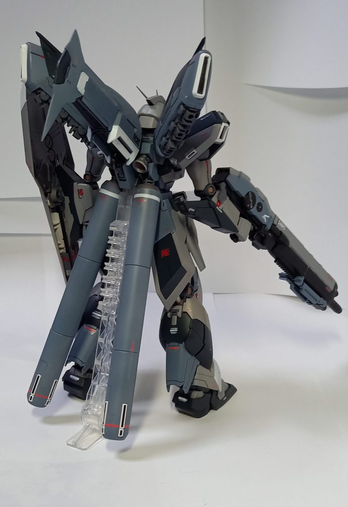 後部、フィンファンネルは外してます。カラーはシナンジュ・シュタインを参考にしました。写真ではほぼ見えませんがツインアイや各所のアクセントにメタルレッドを筆塗してます。