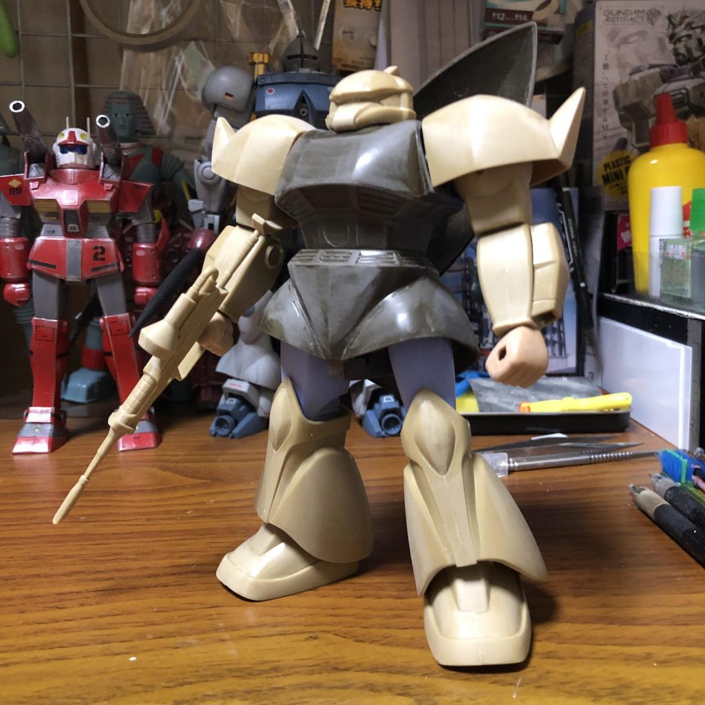 今回はTwitterでのコンペ「魅惑の4G」及び「第一回輝けゲルググコンペ」での制作参加としました☆リアルタイプゲルググだったのですが思わずシャア専用ゲルググにコンバート。改造箇所は主に肩を回転出来るように加工して手首を1/144ドムトロピカルテストタイプ、大腿を1/100ギャンと変更。普通に作るの久しぶりな感じがして1/100ゲルググやっぱ良いなぁと思いました☆