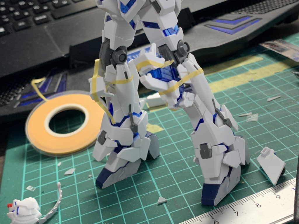 膝は上下反転して尖ったデザインに変更し、この写真の状態にさらにレッドフレームの足を切り貼りしてディテールアップをしています。