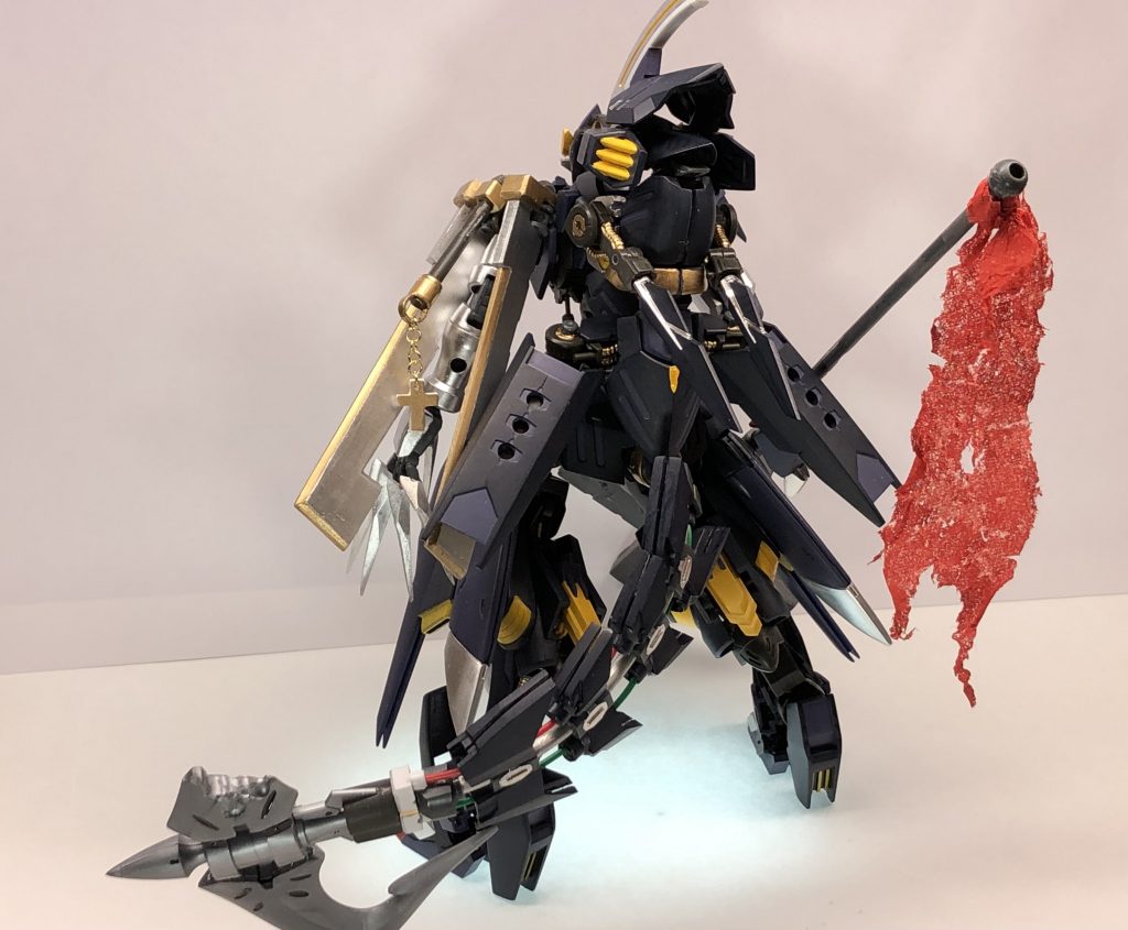 背面。改修前はテイルクロー2本を装備していましたが、扱いにくかったので一本にしました。太くなって怪獣の尻尾感が増しました。