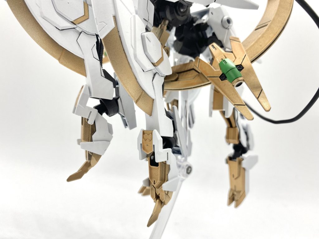 次のアピールポイントは足先!!ポケモンのアルセウスは爪先から膝に近づくにつれてゴールド部分が前面のみになっていくようなデザインだったので、つま先のホワイトとゴールドの色分けはこだわったところです