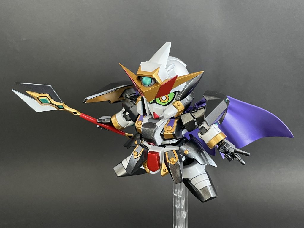 魔力解放、トランザム・フルバースト!トランザムを使っている雰囲気で。特徴的な腰部のバーニアはアイテムのポーチという解釈にしました。MPを大量に消費するので魔力回復のアイテムが入っています。